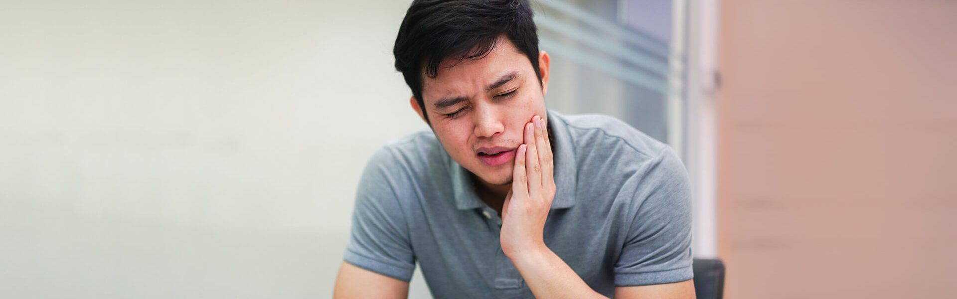 man suffering from endodontics - main banner